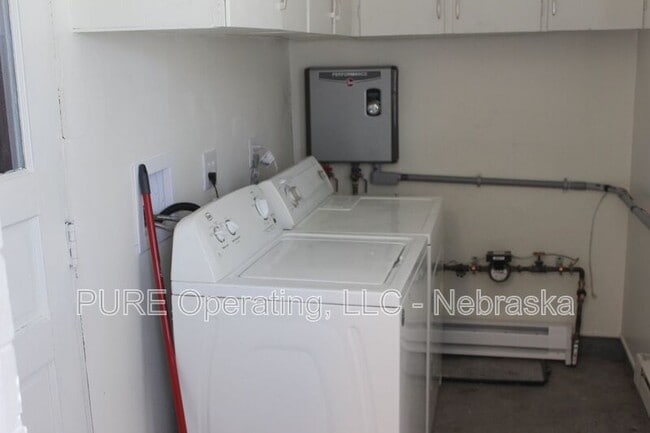 Building Photo - 670 S 69th St