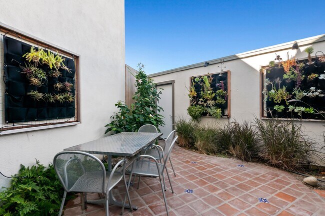 Building Photo - 6240 Tapia Dr
