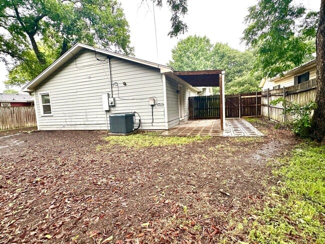 Building Photo - **Application Received ** Available Now! Charming 4-Bedroom Home with Modern Kitchen & Spacious B...