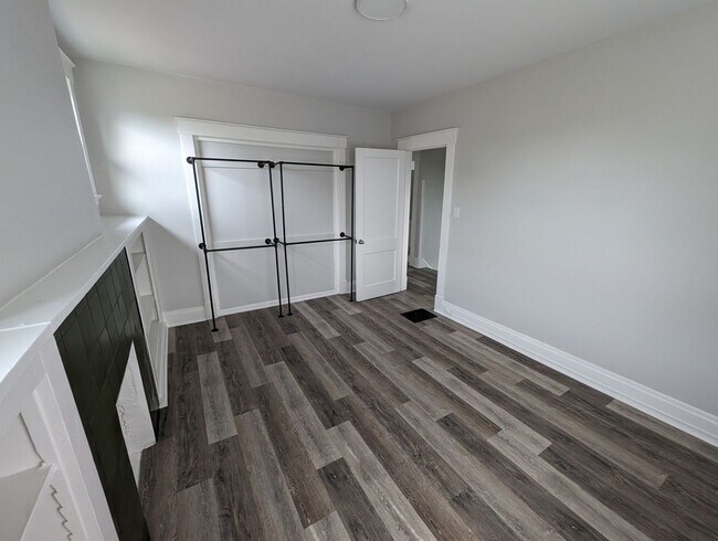 Building Photo - Beautiful Housing Convenient to Xavier Campus with Bonus Room