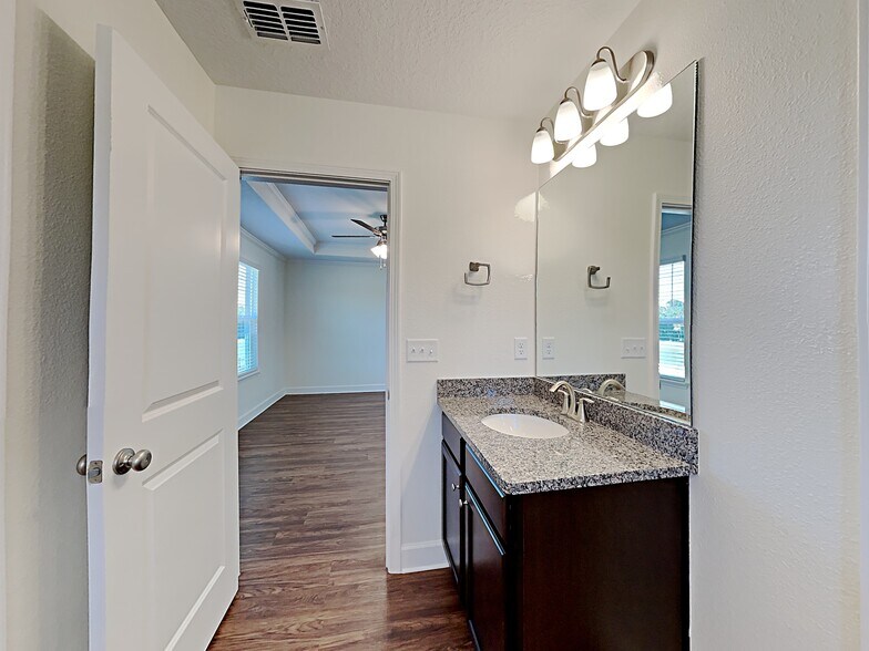 Building Photo - 5945 Hampton Creek Rd