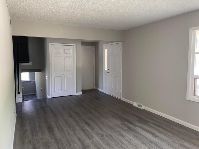 Building Photo - 822 Ronson Ave