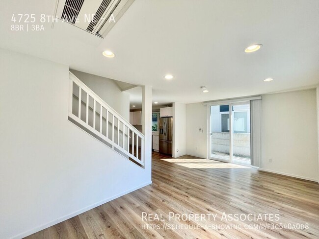 Building Photo - Spacious Modern Townhome in UD!! **Septemb...