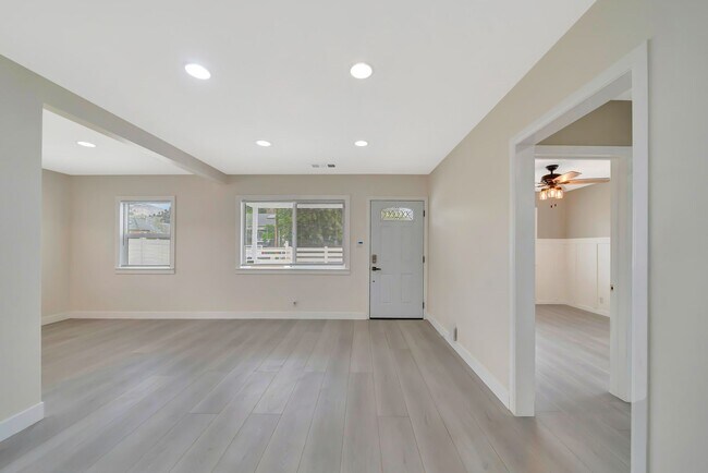 Building Photo - 10951 Whitegate Ave