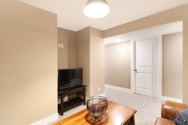 Building Photo - 935 Calvary Ave NW