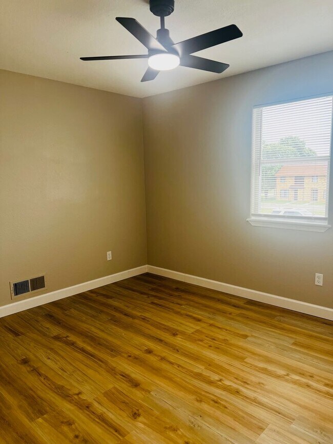 Building Photo - Available Now – Updated 3 Bedroom Tri-Plex...