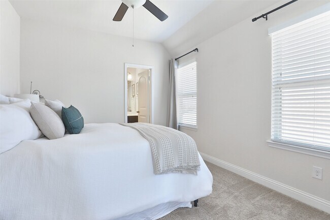 Building Photo - 2215 Tonkawa Trl