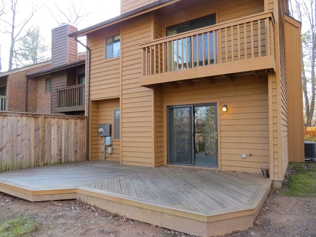 Building Photo - Updated 1800+ sq/ft 3 bdrm 2.5 bath end unit townhome