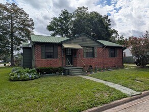 Building Photo - 2711 Stanwood Ave