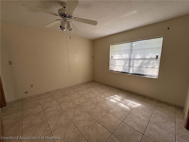 Building Photo - 307 N Lake Reedy Blvd