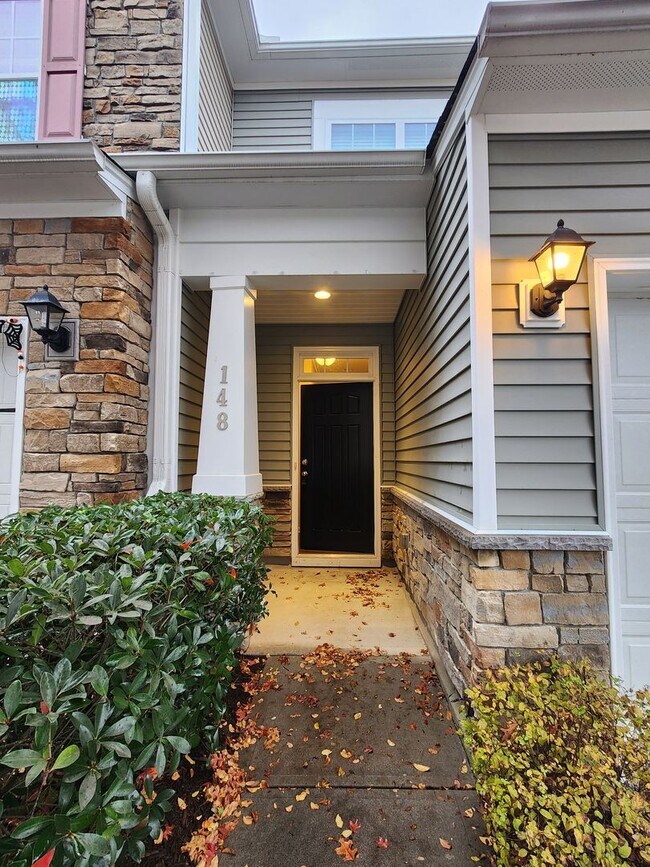 Building Photo - 3 Bedroom - Cary Townhome in Central Location!!! Close to 540 and Research Triangle Park!