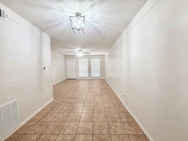 Building Photo - 500 Willow Dr