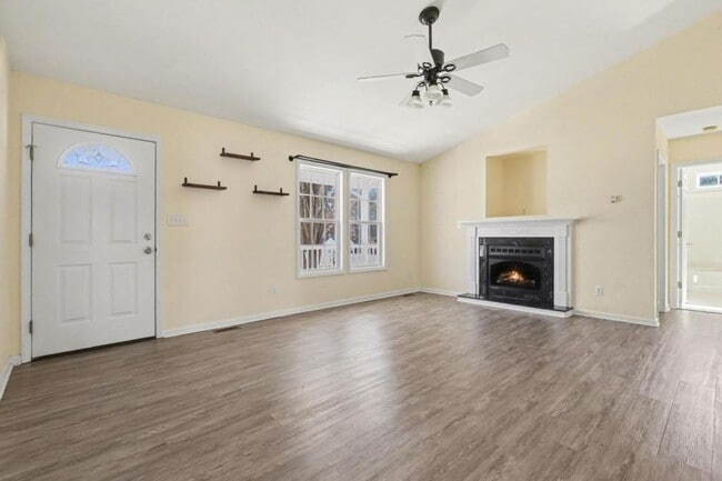 Building Photo - 386 Hill Rd