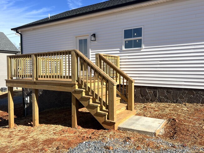 Building Photo - 1346 S Coolwell Rd