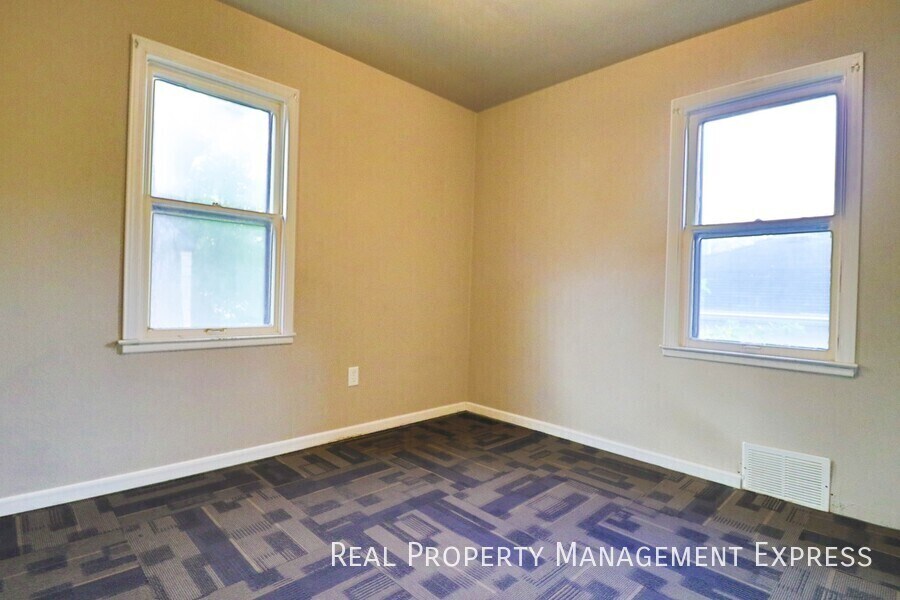 Building Photo - 3 Bed Home w/ Large Garage