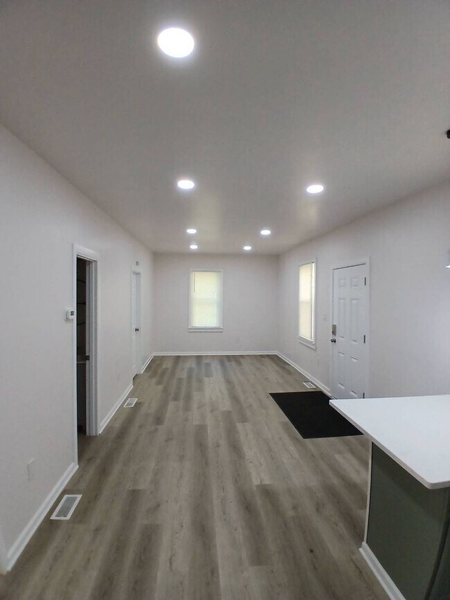 Building Photo - 6015 Hosmer Ave