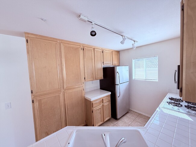 Building Photo - 2-Bed, 2-Bath Condo with Fireplace in San ...