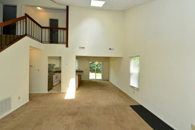 Building Photo - Community Lake-Dock and Private Beach