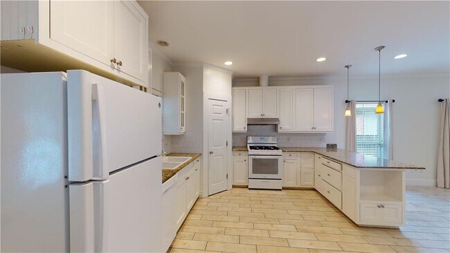 Building Photo - 6052 Magnolia Pl E