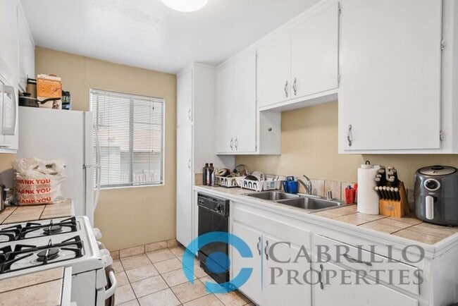 Building Photo - 3964 Manzanita Dr