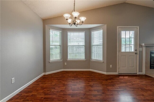 Building Photo - Three Bedroom One Bathroom For Rent