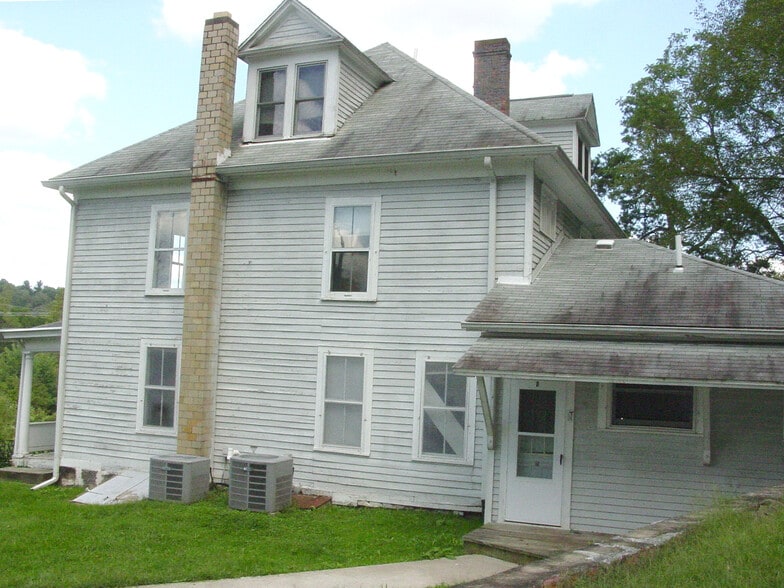 Building Photo - 17360 Riverside Dr