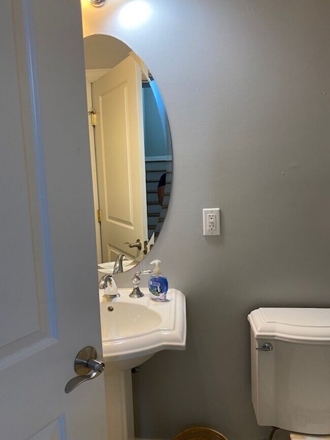 Building Photo - Three Bedroom 3.5 baths Townhouse for Rent...