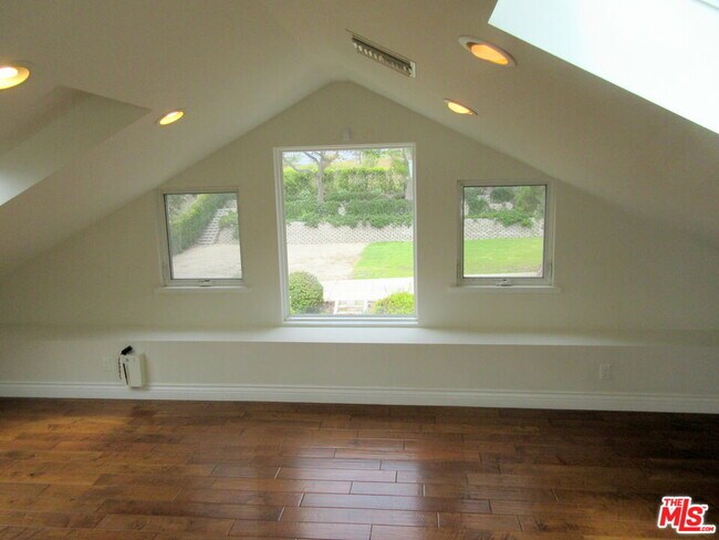 Building Photo - 7012 Birdview Ave