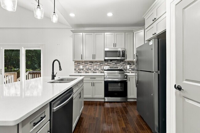 Building Photo - Updated Cottage 5 mins from Uptown Charlotte!