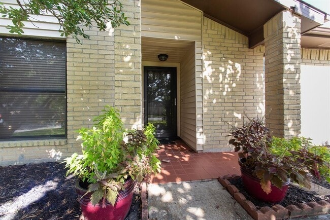 Building Photo - 16031 Windom Dr