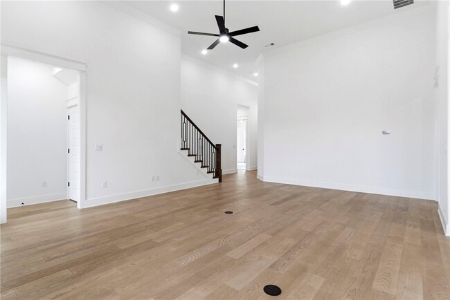 Building Photo - 421 Hedge Dr