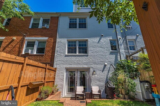 Building Photo - 912 Green St