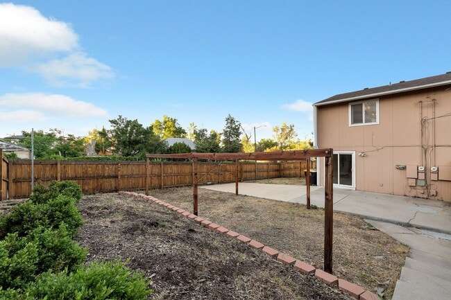 Building Photo - 2 Bedroom Duplex with Updates, Large Fence...
