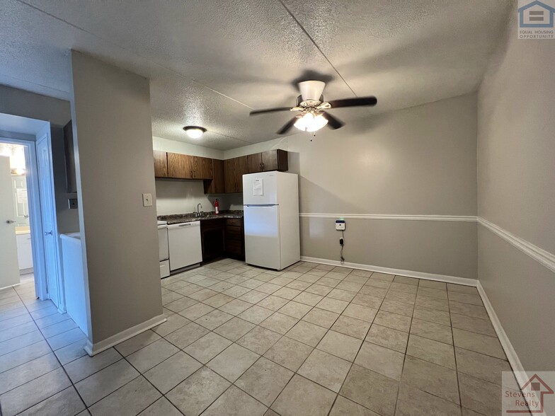 Building Photo - 915 S Seminole Dr