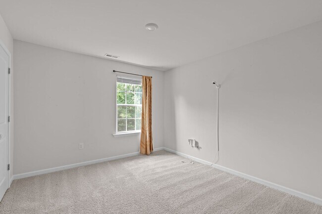 Building Photo - Stunning 5 Bedroom Home with a Fully Fence...