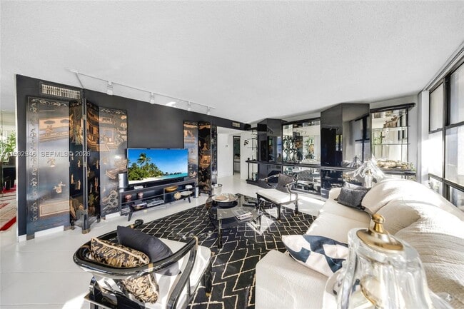 Building Photo - 800 Parkview Dr