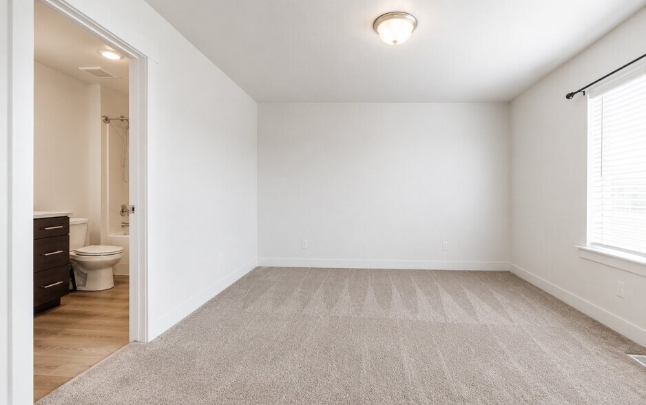 Building Photo - 1561 E 320 S