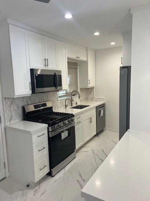 Building Photo - 1014 1/2 Hyperion Ave