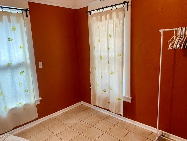 Building Photo - 2 bedroom