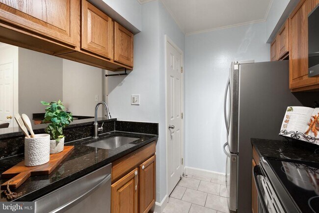 Building Photo - 8511 Barrington Ct