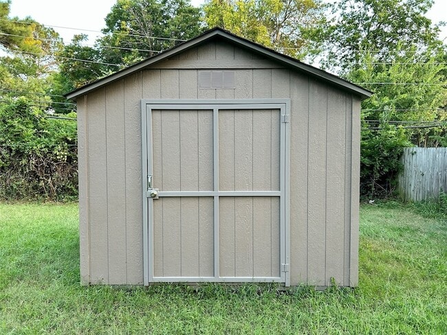 Building Photo - 1408 Kiowa Dr