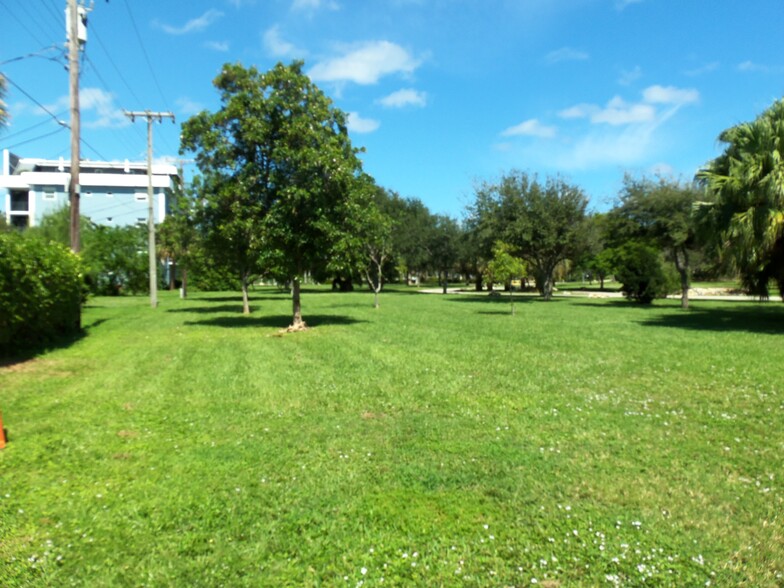 Building Photo - 230 S Lakeside Dr