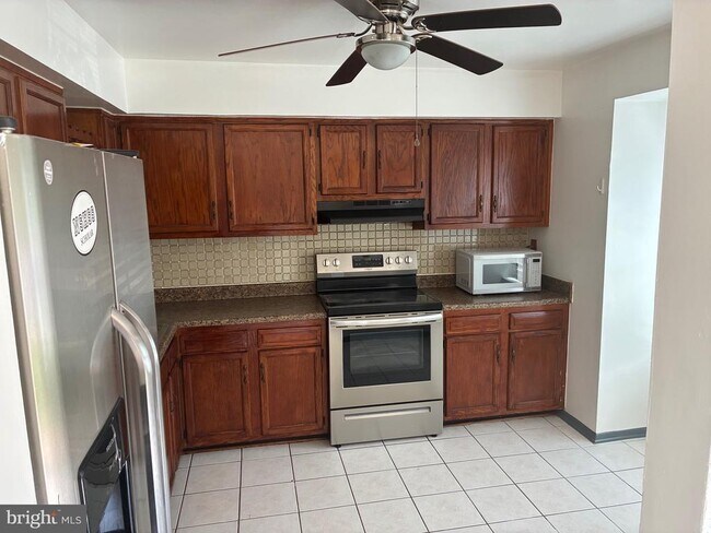 Building Photo - 8265 Londonderry Ct