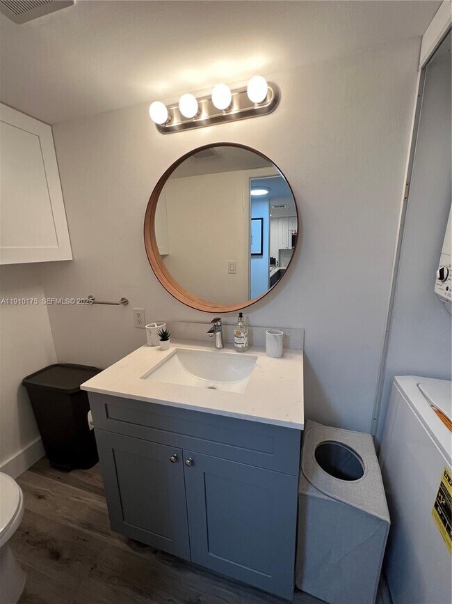 Building Photo - 540 Brickell Key Dr