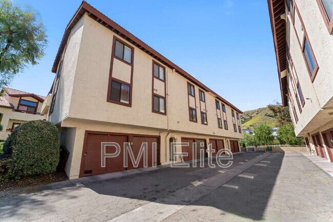 Building Photo - 18182 W Sundowner Way