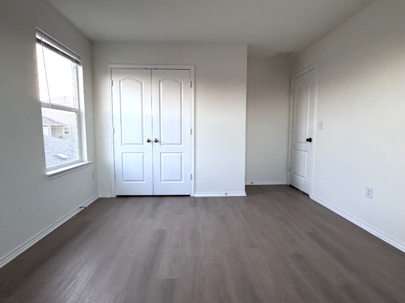 Building Photo - 7700 House Finch Dr
