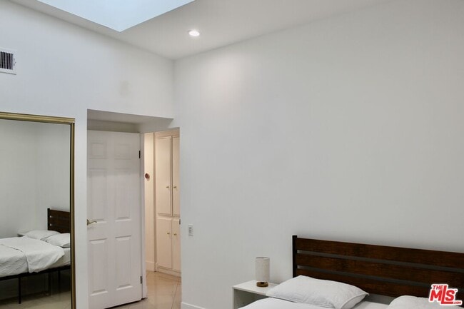 Building Photo - 1265 Bienveneda Ave