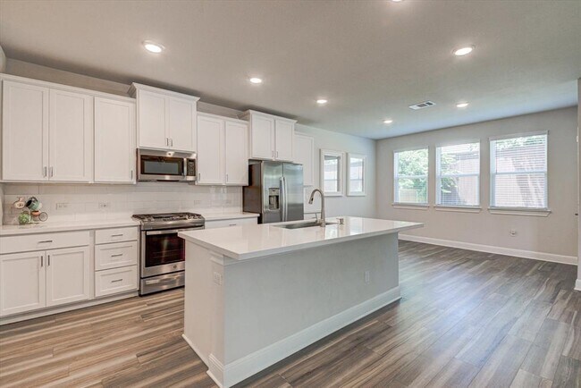 Building Photo - 15610 Ellinger Dr