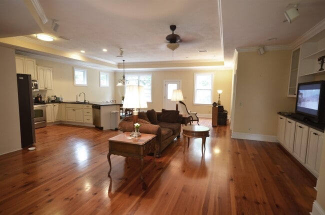 Building Photo - 2204 Altoona Dr