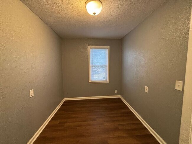 Building Photo - Charming 4BR 1BA Home with spacious yard!